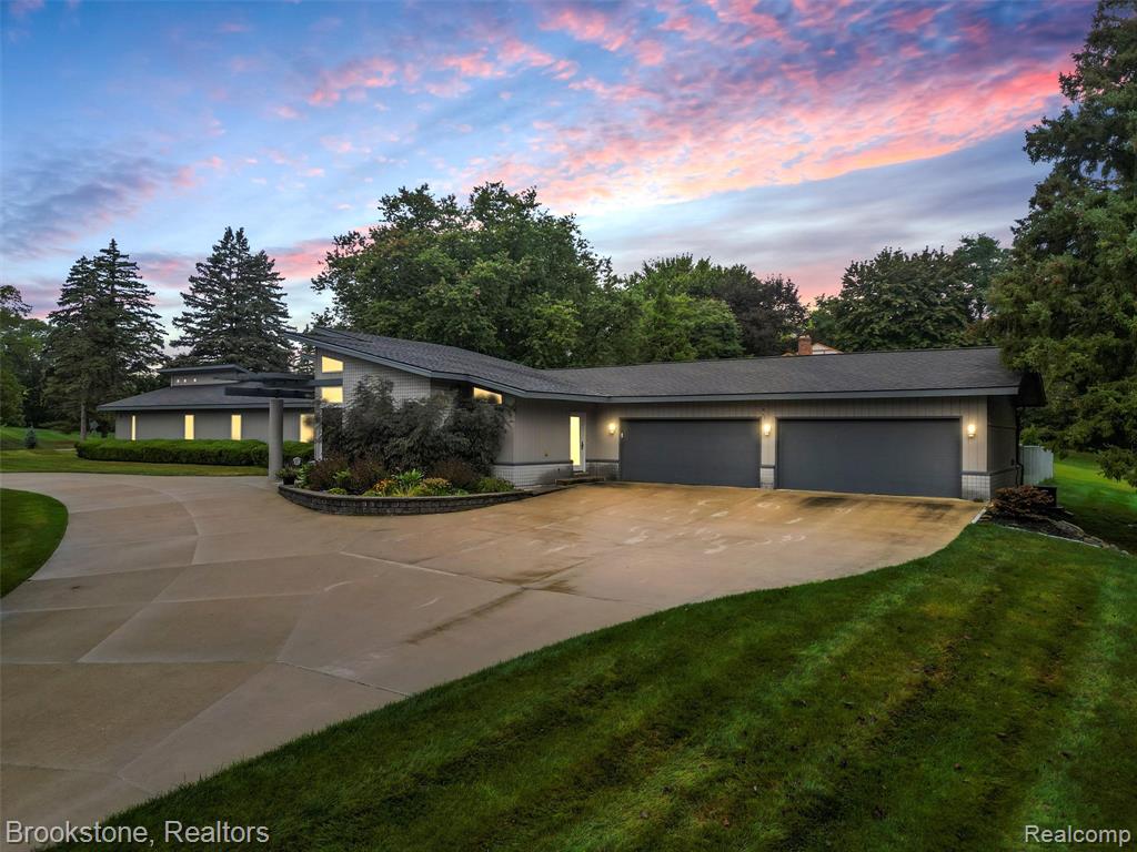 4820 Valley Vista Lane, Troy, MI 48098 — front exterior