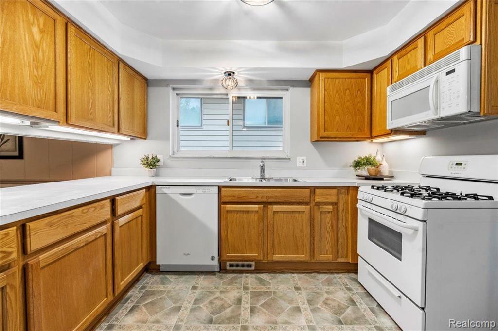 7491 CORBETT Drive, Canton, MI 48187 — Photo 14