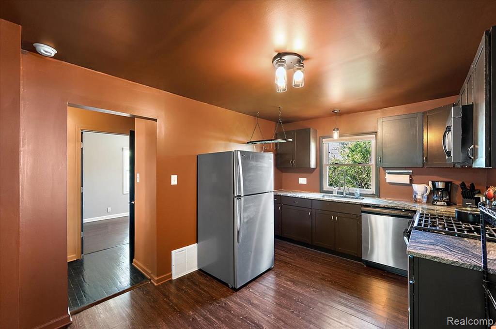 136 W Elza Avenue, Hazel Park, MI 48030 — Photo 11