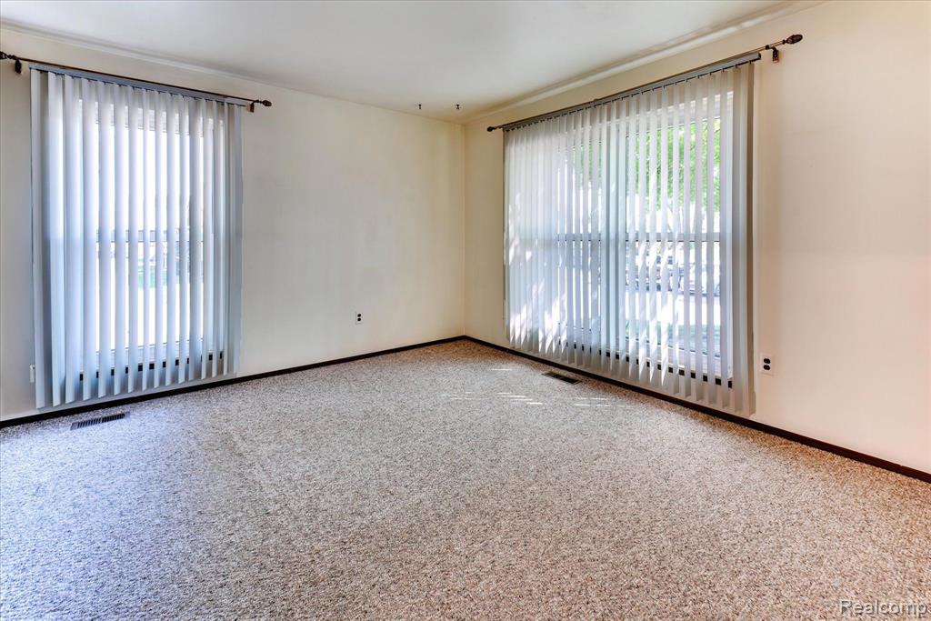 2702 ROUNDTREE Drive, Troy, MI 48083 — Photo 14
