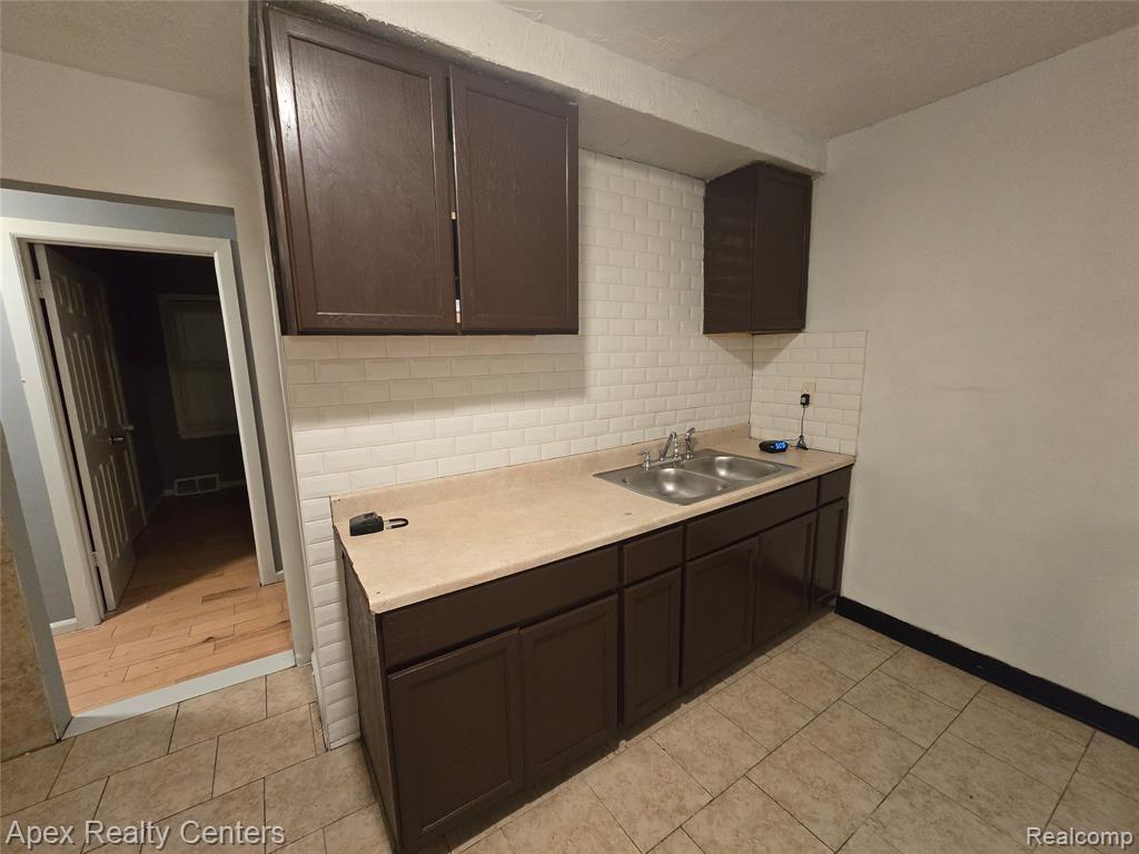 7668 Evergreen Avenue, Detroit, MI 48228 — Photo 9