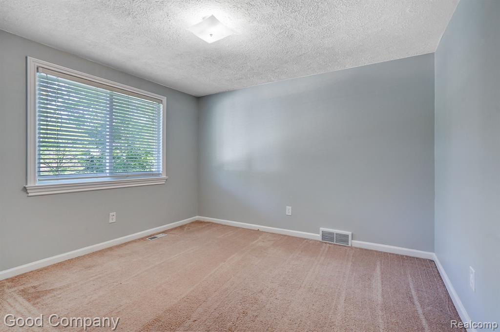 935 N MAPLE Avenue, Royal Oak, MI 48067 — Photo 14