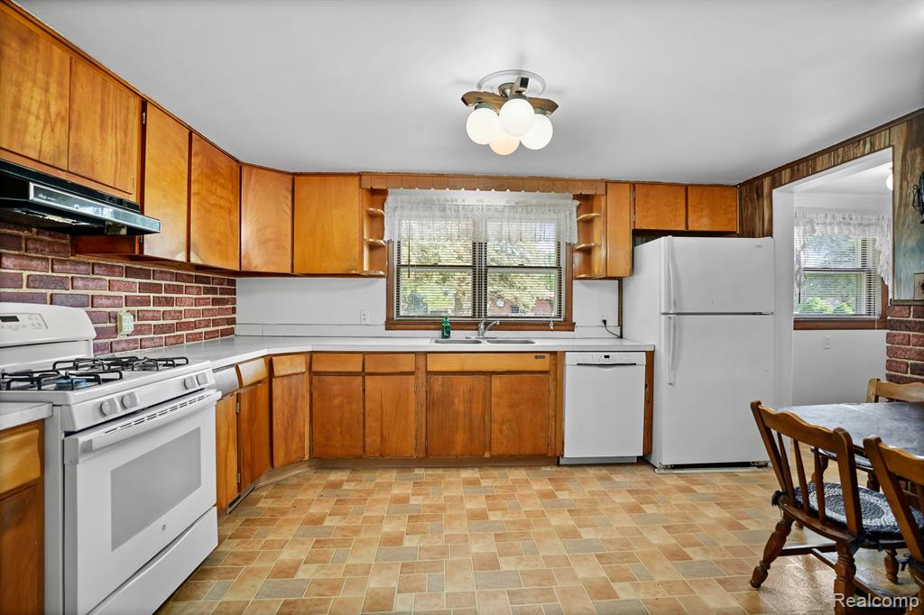 6154 Roberta Street, Burton, MI 48509 — Photo 2