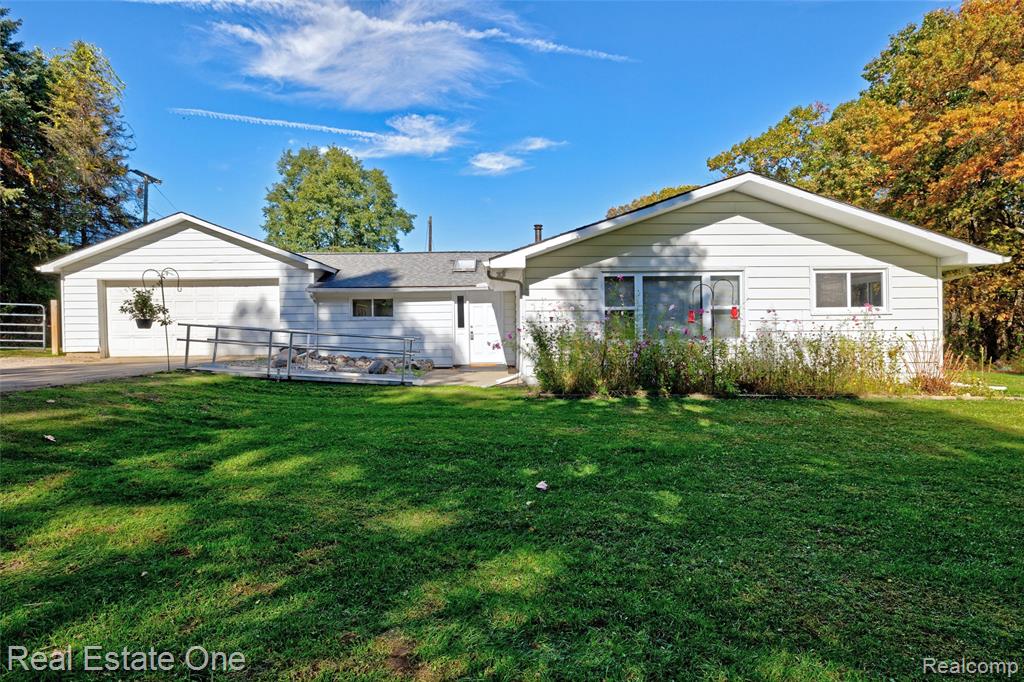 9150 Rattalee Lake Road, Clarkston, MI 48348 — Photo 2