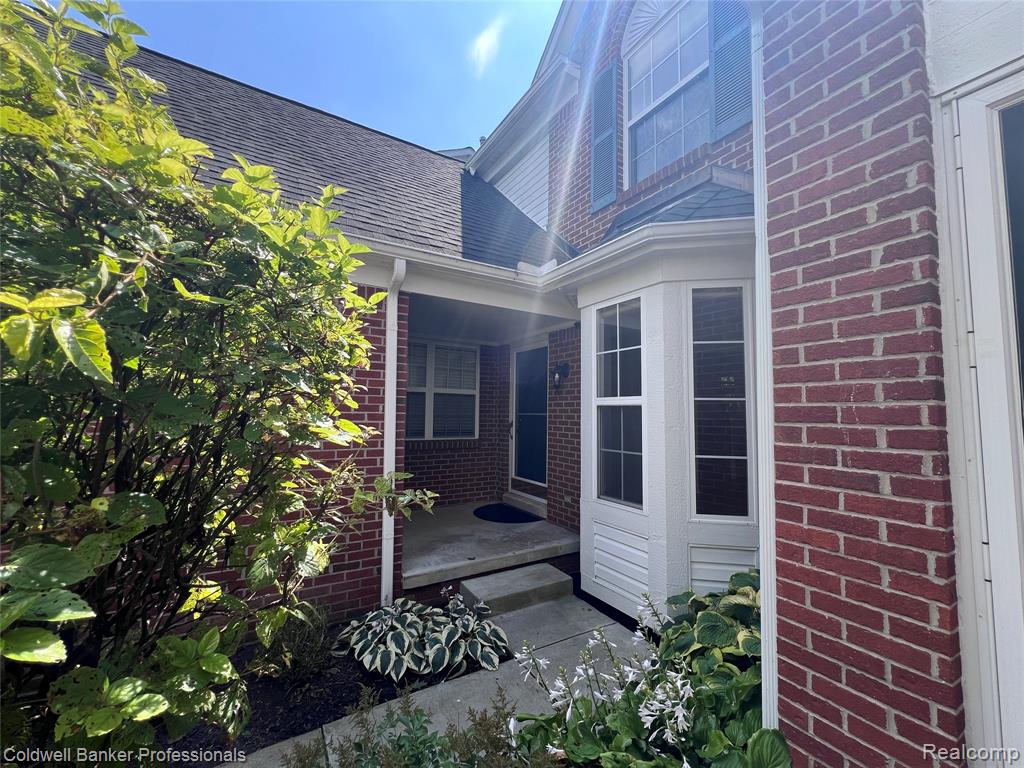 654 Chestnut Drive, Wixom, MI 48393 — front exterior