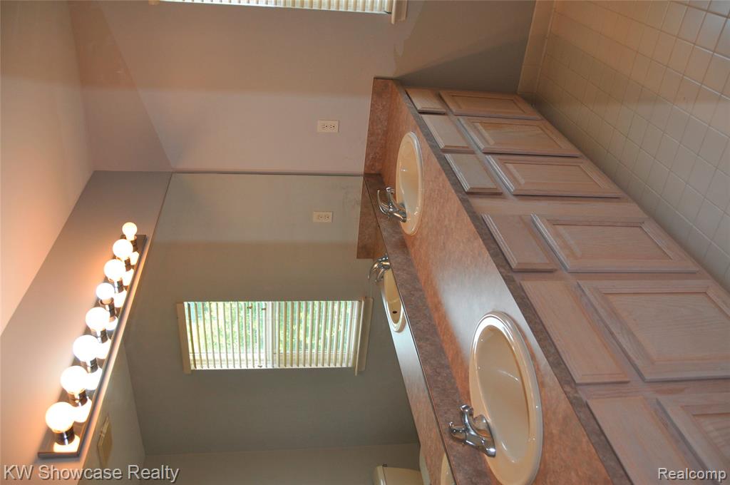 5444 BUELL Drive, Commerce Twp, MI 48382 — Photo 26