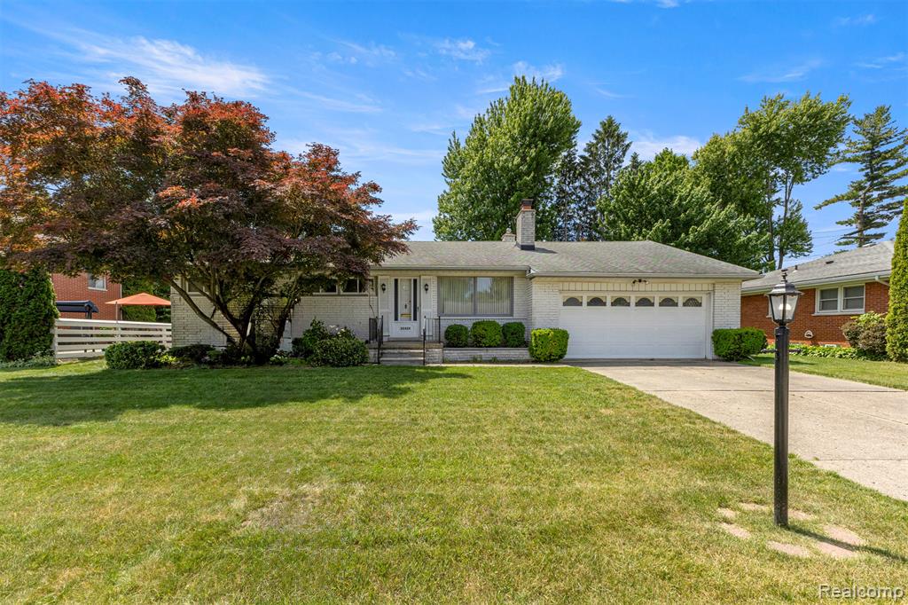 25429 Graceland Circle, Dearborn Heights, MI 48125