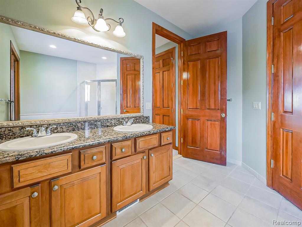 7364 Essex Drive, West Bloomfield, MI — Photo 20