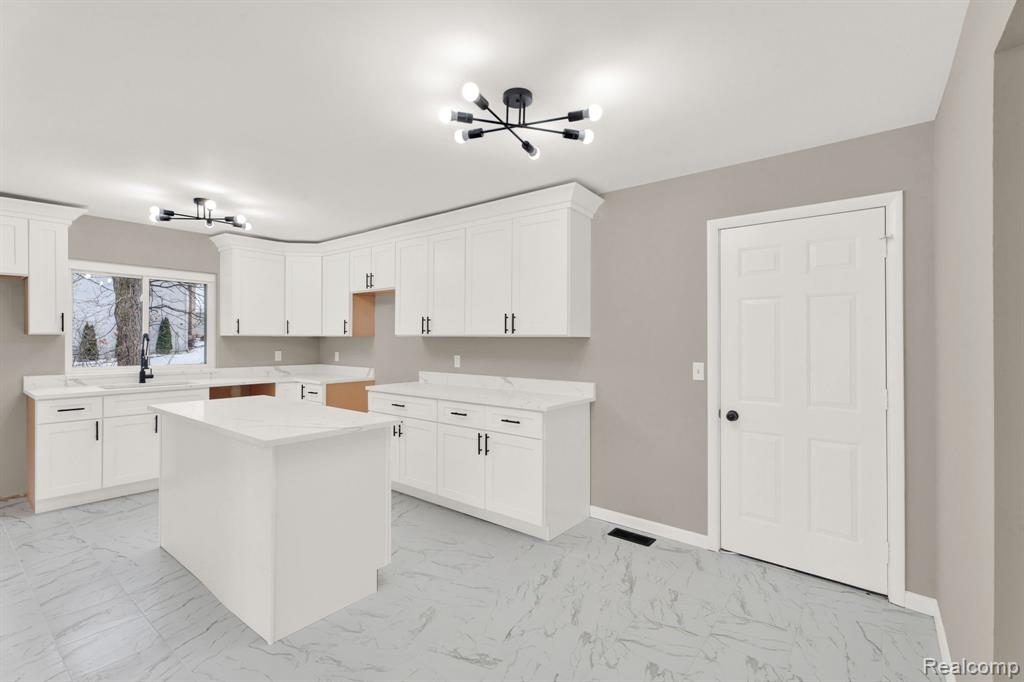 7820 Rampart Trail, Waterford, MI 48327 — Photo 16