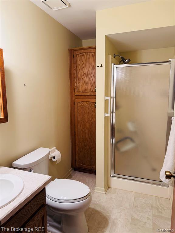 588 Oakbrook Circle, Flushing, MI 48433 — Photo 7