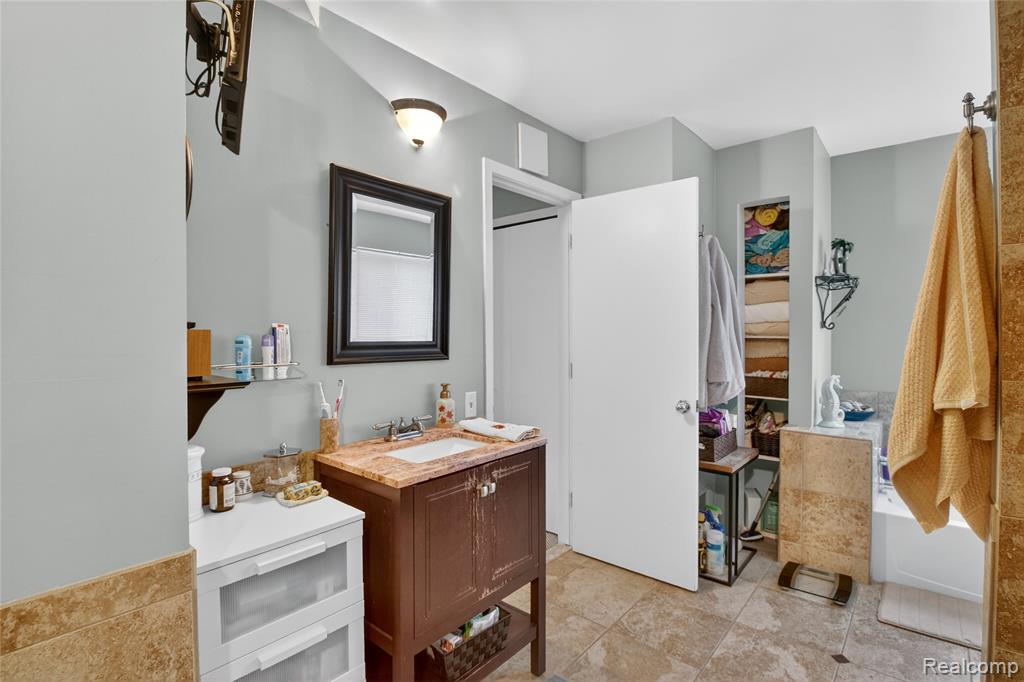 5148 Woodrun Court, West Bloomfield, MI 48323 — Photo 24
