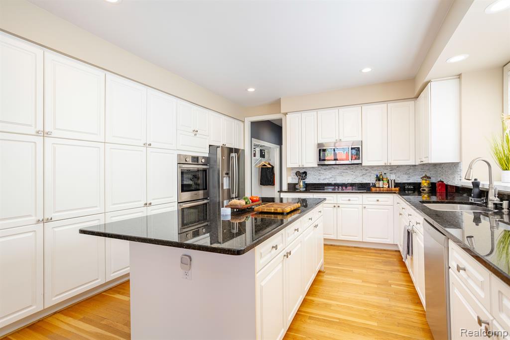 5130 OAKBROOKE Drive, West Bloomfield, MI 48323 — Photo 32