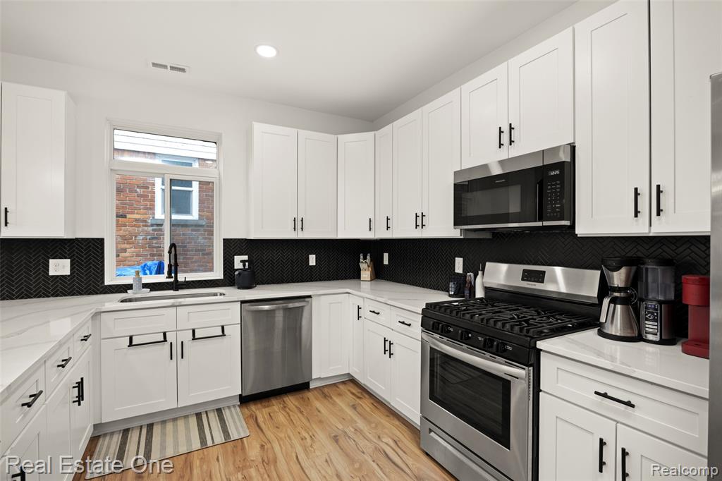 1705 E Meyers Avenue, Hazel Park, MI 48030 — Photo 8