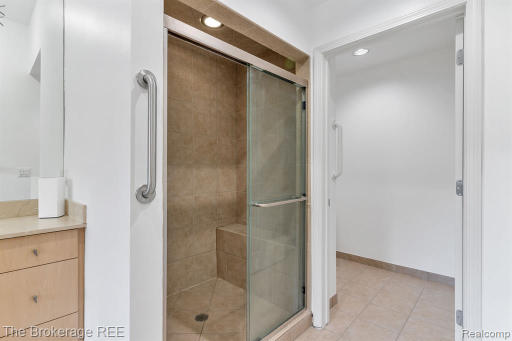 6995 HAWK WOODS Court, West Bloomfield, MI — Photo 32