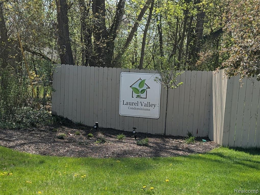 1390 Laurel Valley Drive, Waterford, MI 48327 — front exterior