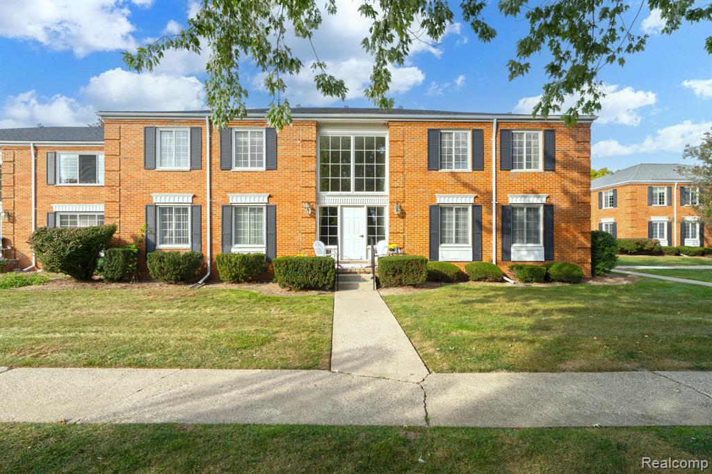 676 E FOX HILLS Drive, Bloomfield Hills, MI 48304 — Photo 16
