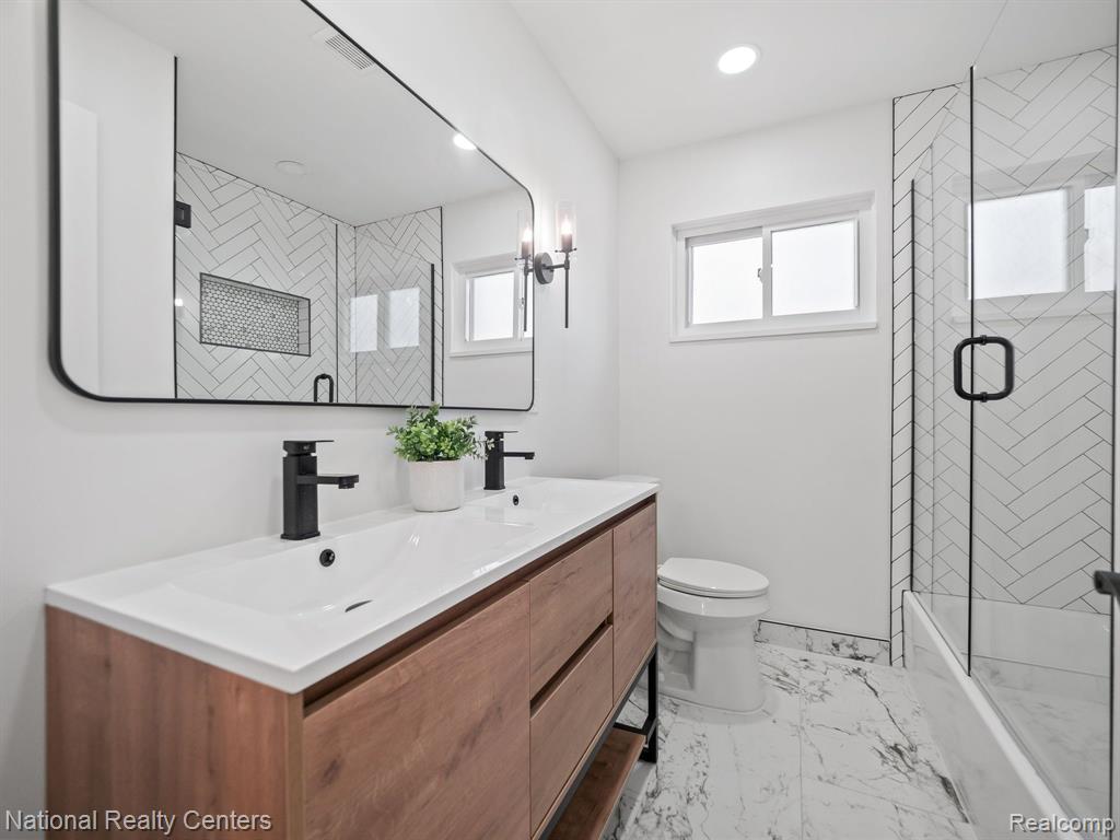 8875 KENBERTON Drive, Oak Park, MI 48237 — Photo 21