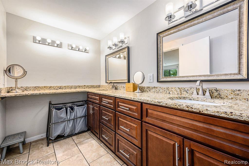 4371 Foxpointe Drive, West Bloomfield, MI 48323 — Photo 17