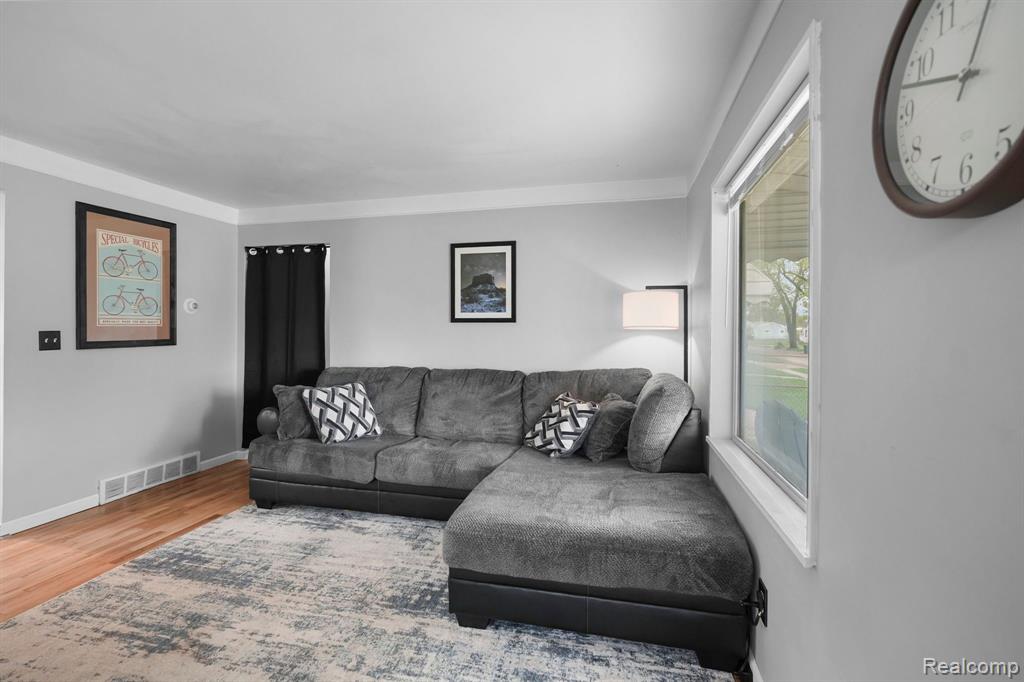 933 E ROWLAND Avenue, Madison Heights, MI 48071 — Photo 4