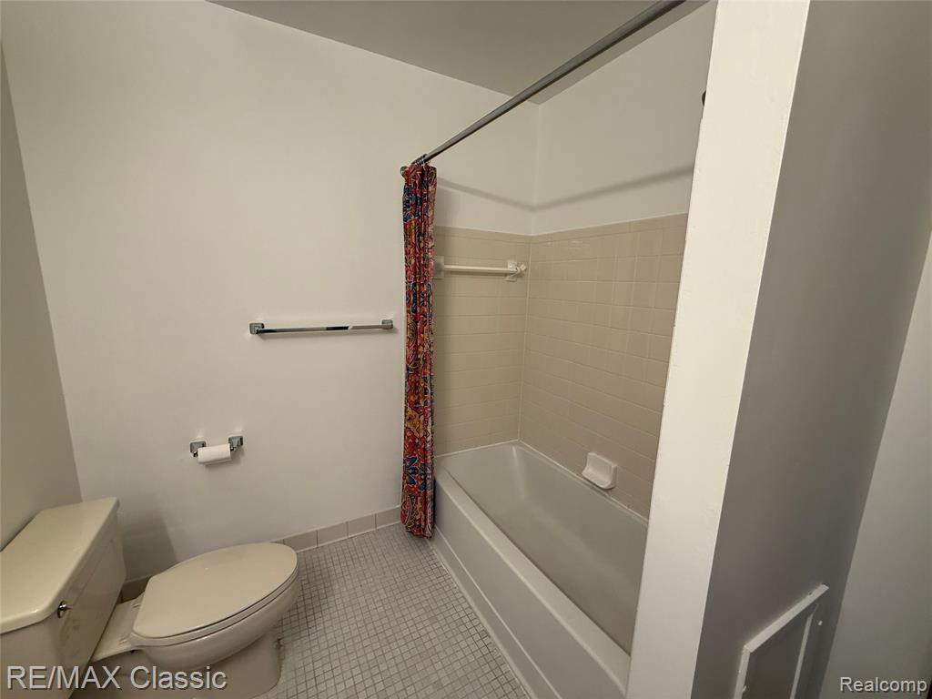 7806 Manor Circle, 103, Westland, MI — Photo 17
