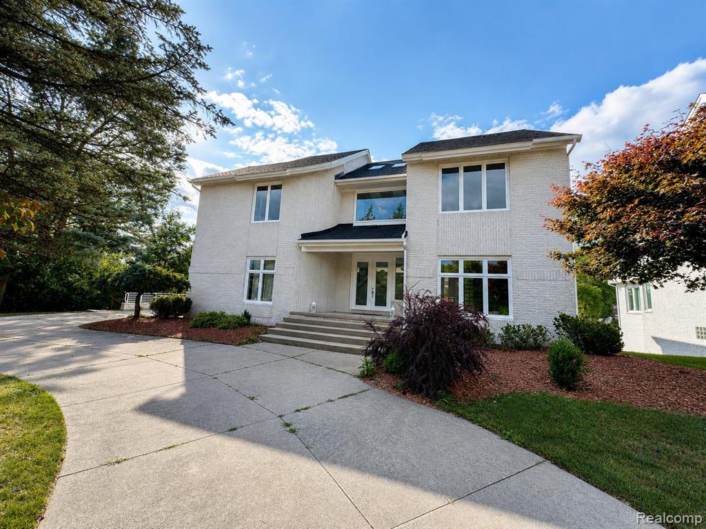 6446 Royal Pointe Drive, West Bloomfield, MI