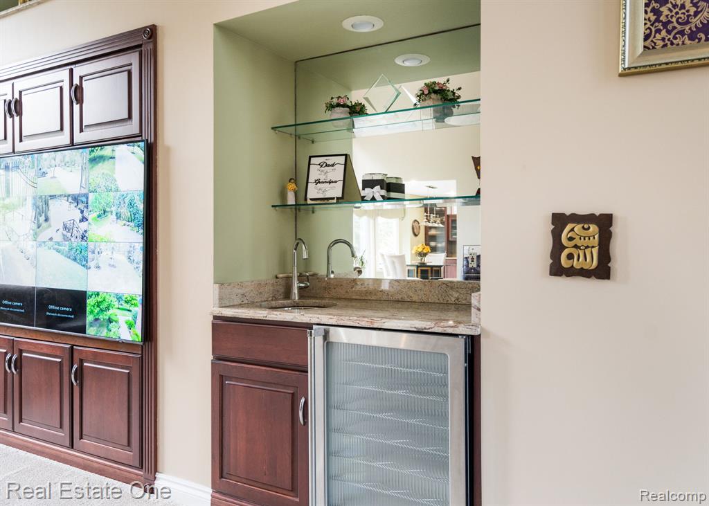 6120 EVANSWOOD Road, Troy, MI, 48085