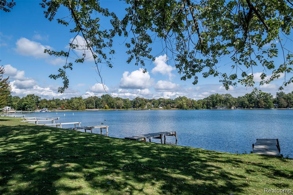 5720 Berkley Drive, Waterford, MI 48327 — Photo 43