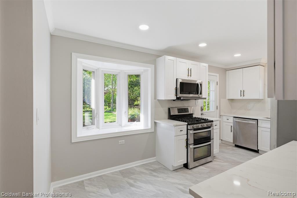 18761 Dolores Avenue, Lathrup Village, MI 48076 — Photo 12