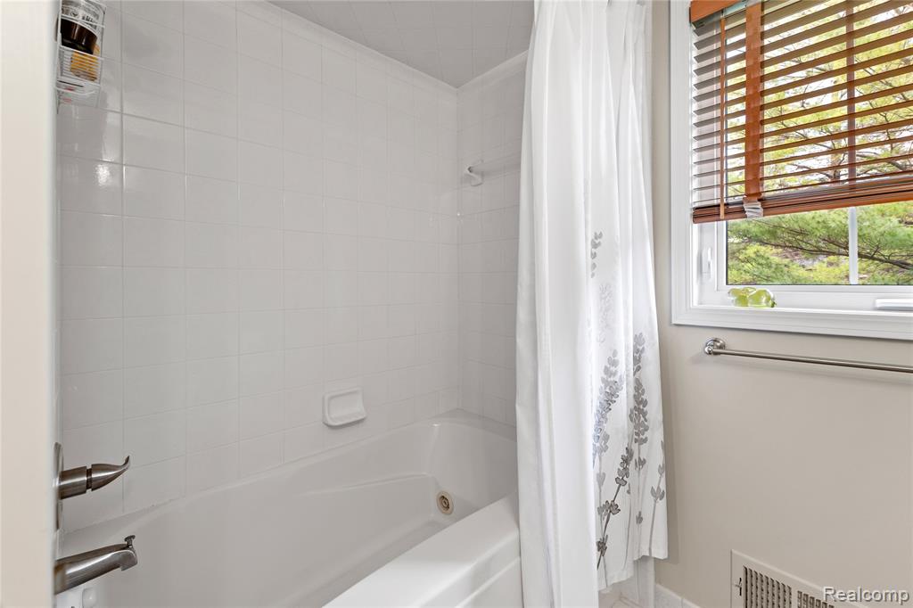 225 Redwood Lane, Leonard, MI 48367 — Photo 32