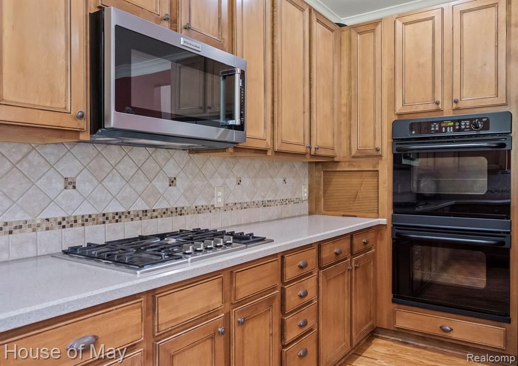 6066 Strawberry Circle, Commerce Twp, MI 48382 — Photo 9