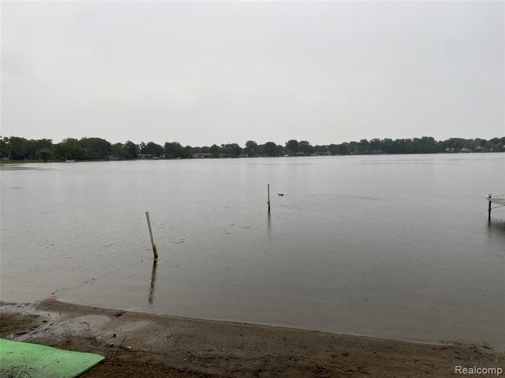 7825 Elizabeth Lake Rd Beach, Waterford, MI 48327 — Photo 13