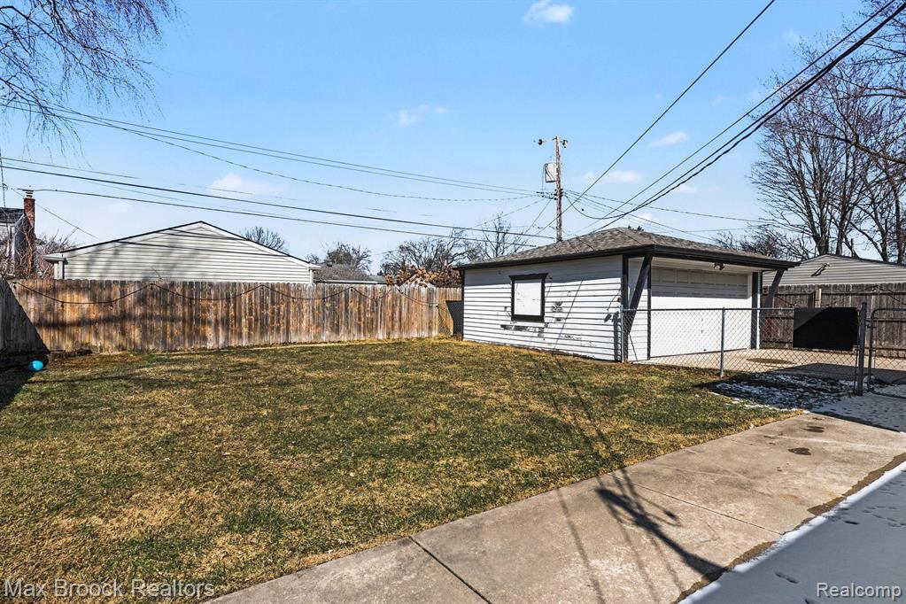 8451 Doncaster Drive, Sterling Heights, MI 48312 — Photo 23