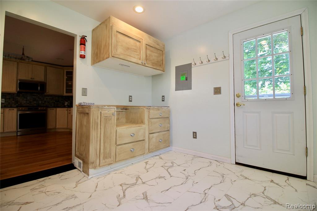 8372 Parshallville Road, Fenton, MI 48430 — Photo 9