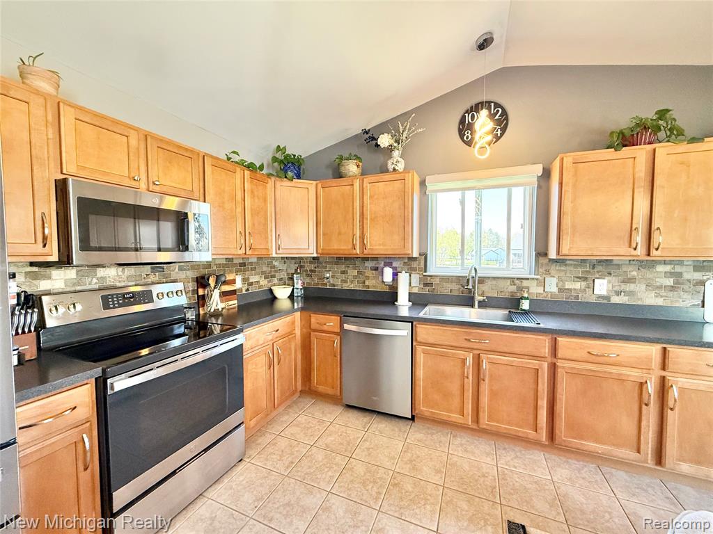 8205 Peninsula Circle, Grand Blanc, MI 48439 — Photo 10