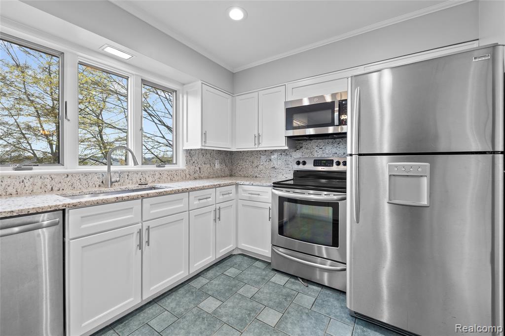 235 INDIANWOOD Road, Lake Orion, MI 48362 — Photo 2