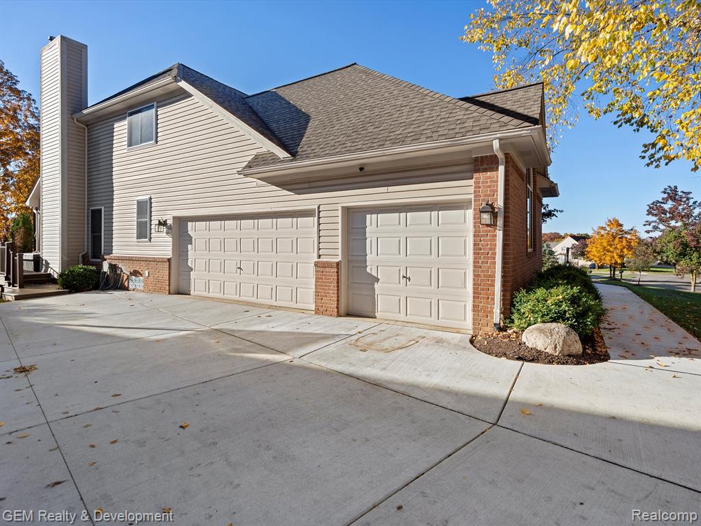 4163 DELPHINE Drive, Wixom, MI 48393 — Photo 31