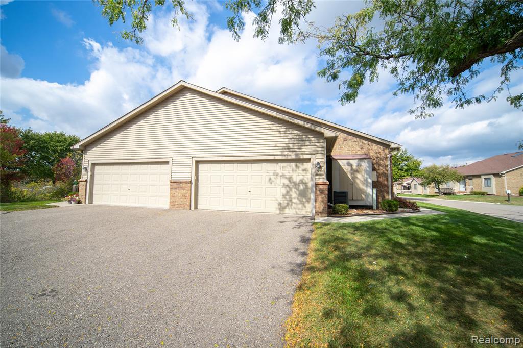 7080 Elmhurst, West Bloomfield, MI — Photo 4