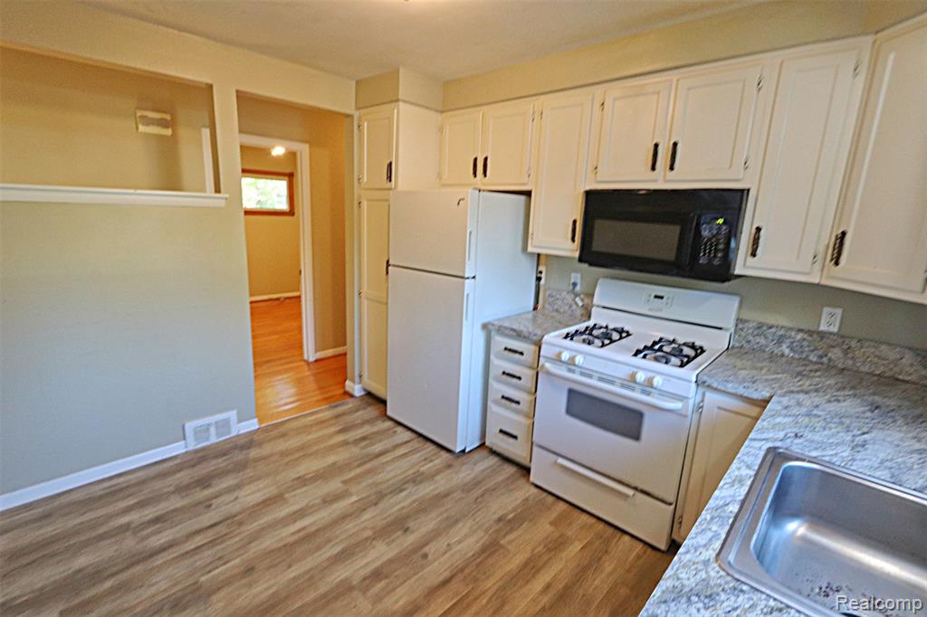 9010 LEVERNE Street, Redford, MI 48239 — Photo 23