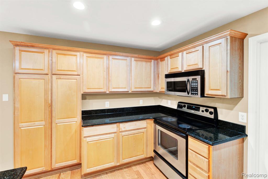 5379 Twin Oaks Drive, Sterling Heights, MI 48314 — Photo 19