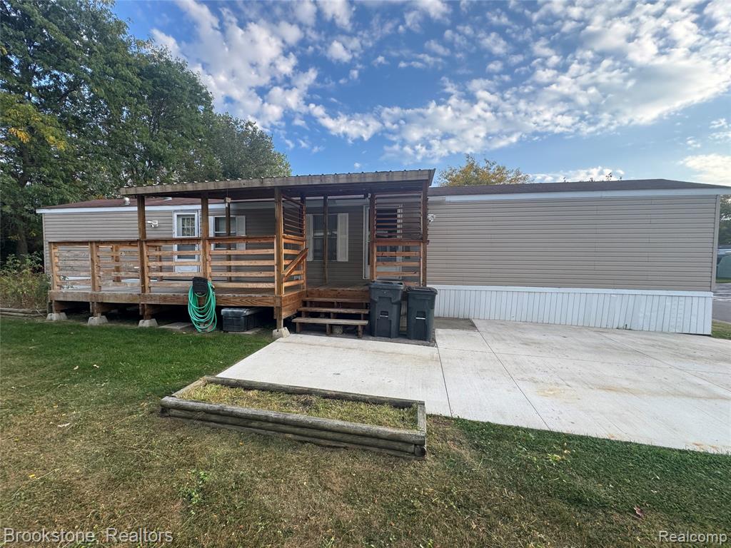 48574 Lakeview E, Shelby Twp, MI 48317 — front exterior