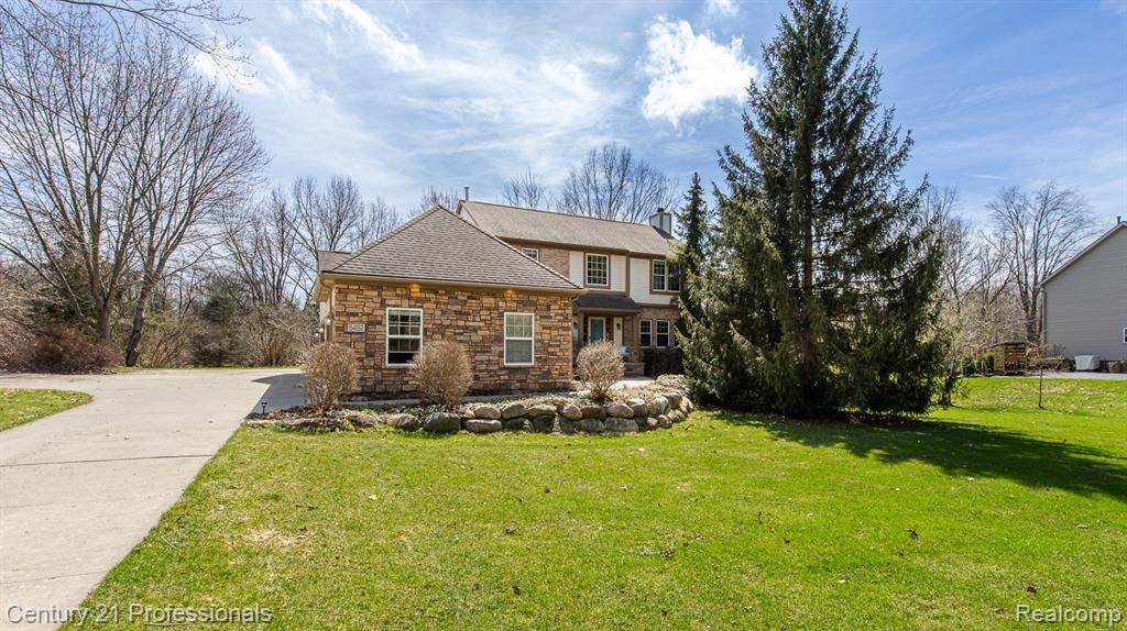 5492 E Alyssa Court, White Lake, MI 48383 — Photo 2