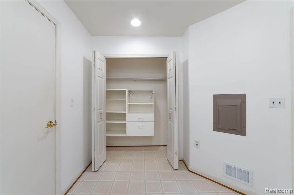 21345 BOXWOOD, Farmington Hills, MI 48336 — Photo 13