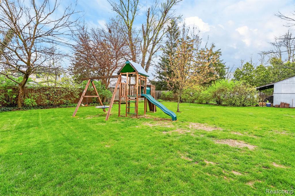 22515 Floral Street, Farmington, MI 48336 — Photo 36