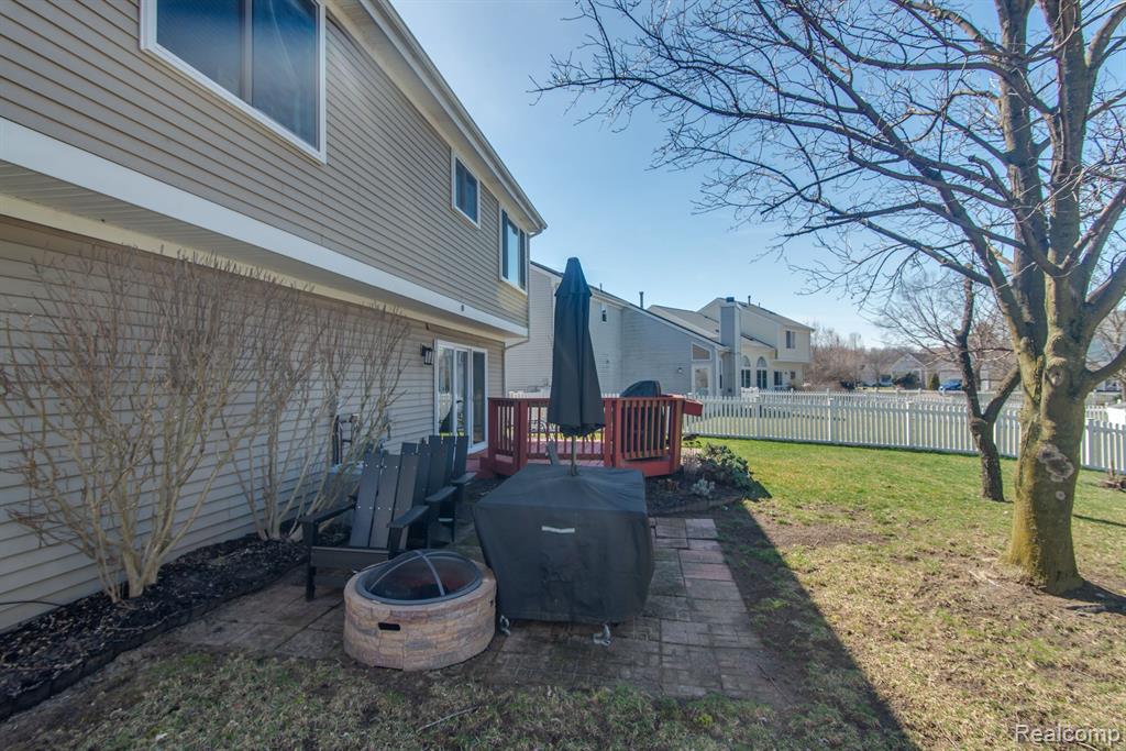 348 VICTORIAN Lane, Belleville, MI 48111 — Photo 25