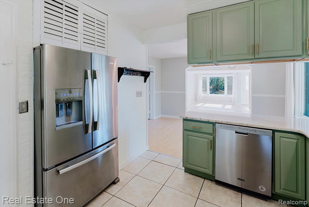 2918 Nagle Court, Keego Harbor, MI 48320 — Photo 11