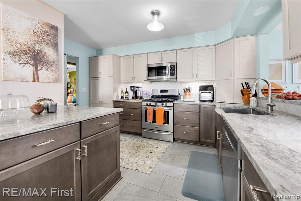 47787 JEFFERSON Avenue, Chesterfield, MI 48047 — Photo 11