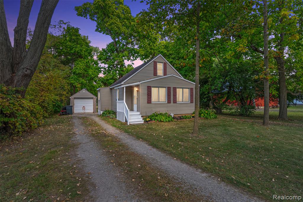 7021 E Carpenter Road, Davison, MI 48423 — front exterior