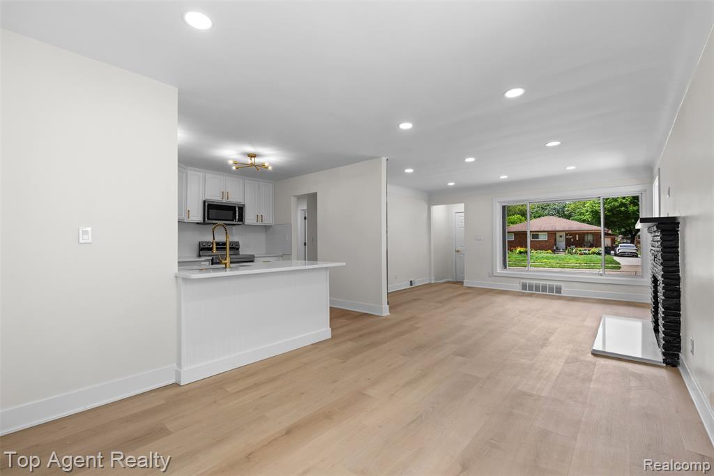 24300 Seneca Street, Oak Park, MI 48237 — Photo 13
