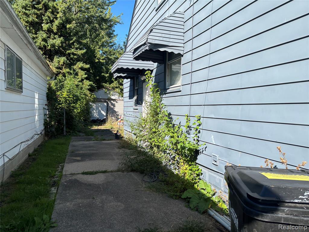 7647 Greenview Avenue, Detroit, MI 48228 — Photo 2