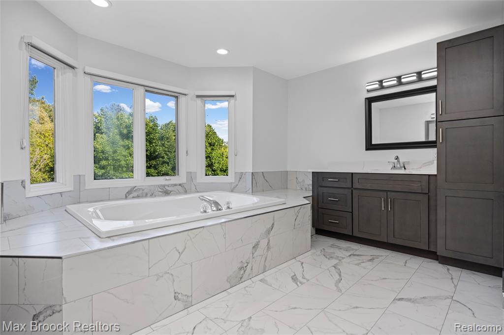 6664 Apple Blossom Trail, West Bloomfield, MI — Photo 41